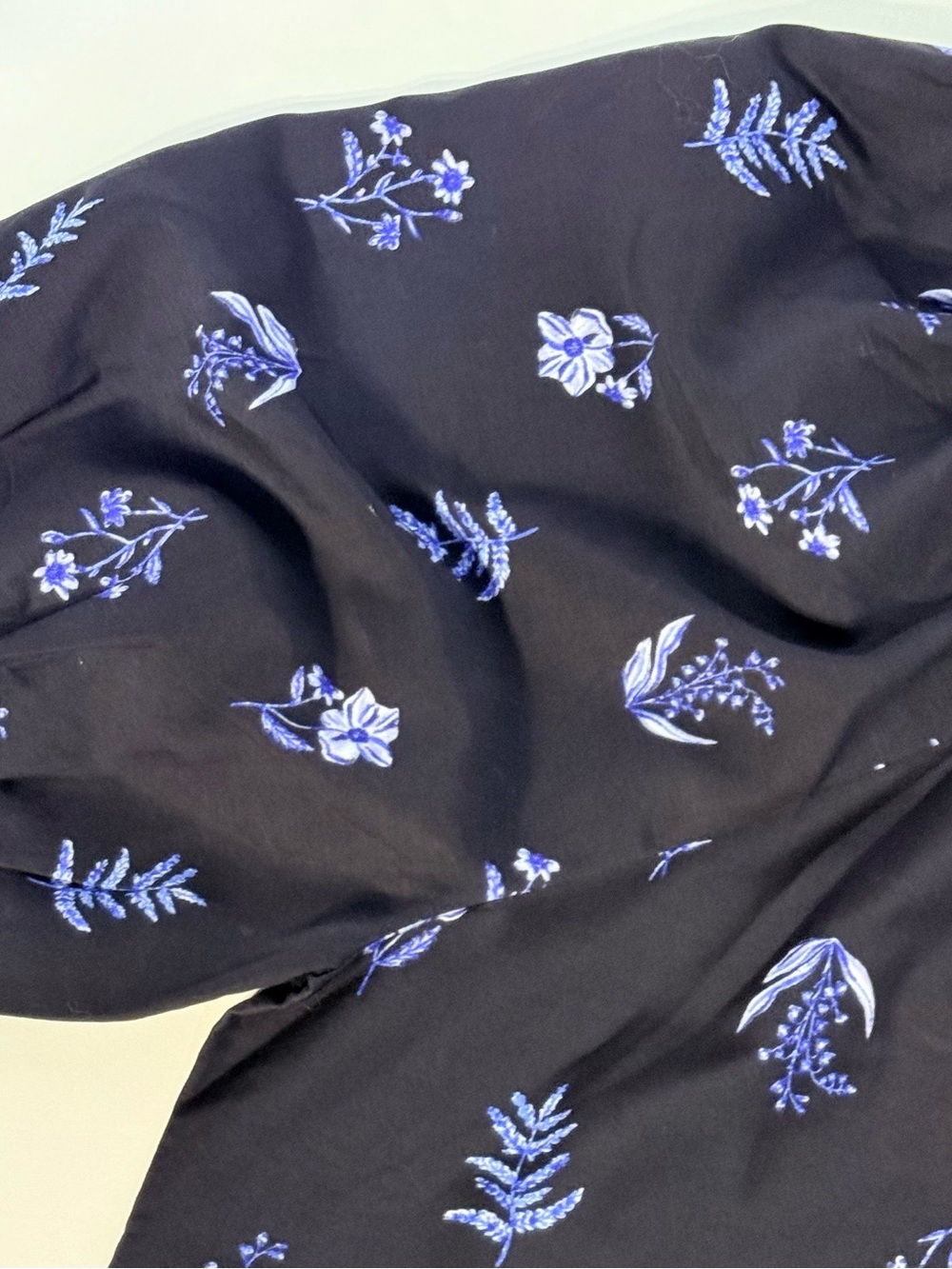 NWT Ann Taylor Floral Blouse XS Navy Blue Button Front Lightweight Top - Picture 3 of 6